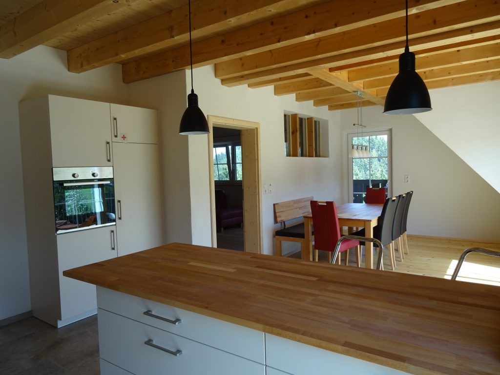 Küche mit Zugang zur Terrasse
