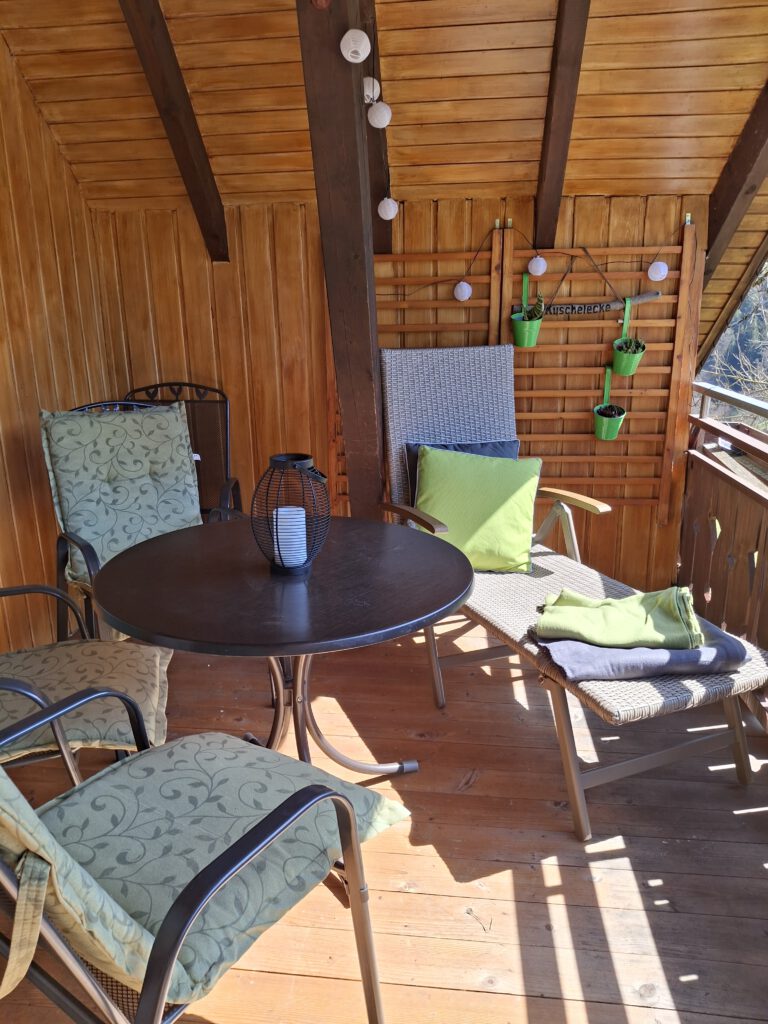 Großer überdachter Balkon