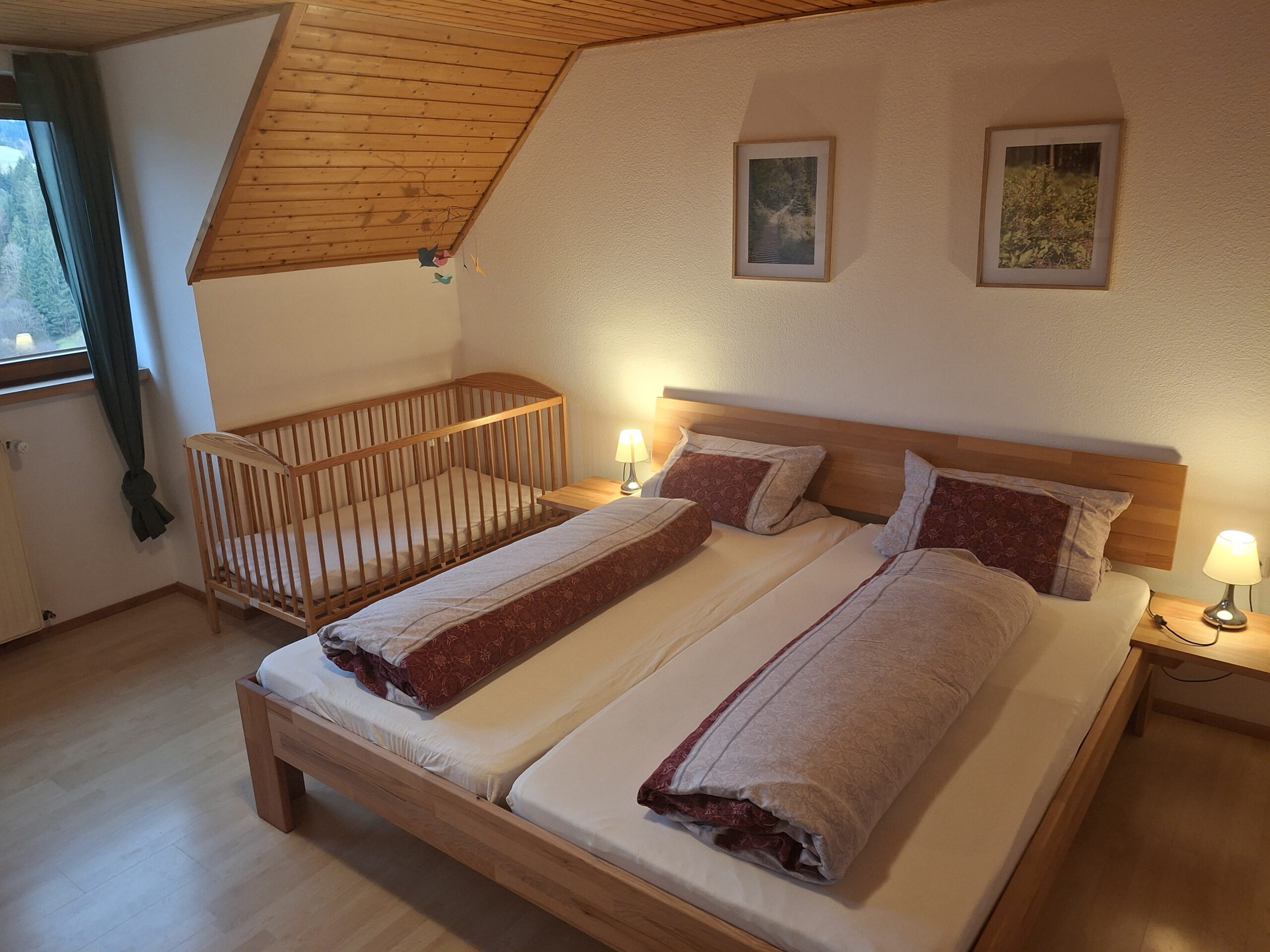 Elternschlafzimmer + Kinderbett