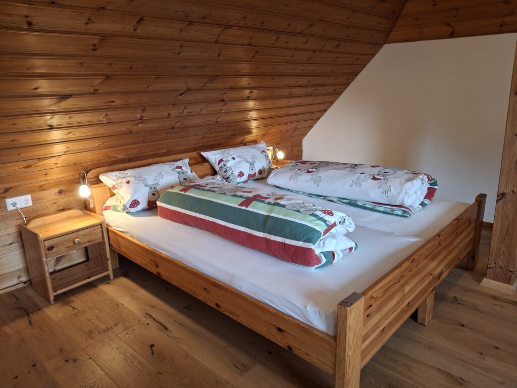 Schlafzimmer für Kinder hier mit Doppelbett, zusätzliches Bett vorhanden